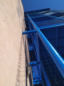 Instalace sítě proti holubům na venkovní schodiště