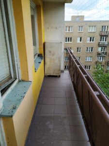 Balkon po vyklizení, dezinfekci, dezinsekci a instalaci sítě proti holubům