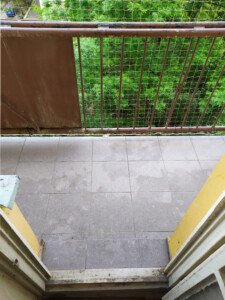 Pohled na vyčištěný balkon